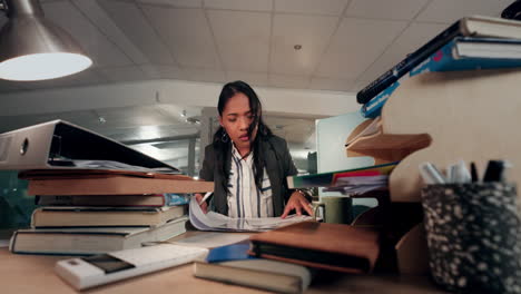 caos, mulher de negócios e estresse no escritório.