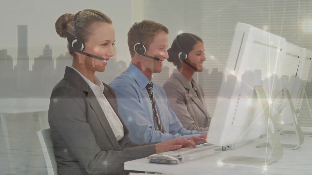 red de conexiones sobre un grupo de ejecutivos de atención al cliente que trabajan en la oficina contra cityscape