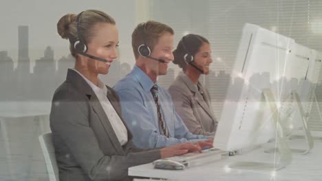 rete di connessioni su un gruppo di dirigenti di assistenza clienti che lavorano in ufficio contro cityscape