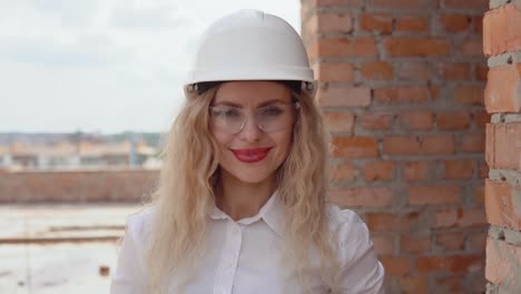 arquitecta femenina en traje de negocios se encuentra en el sitio de construcción