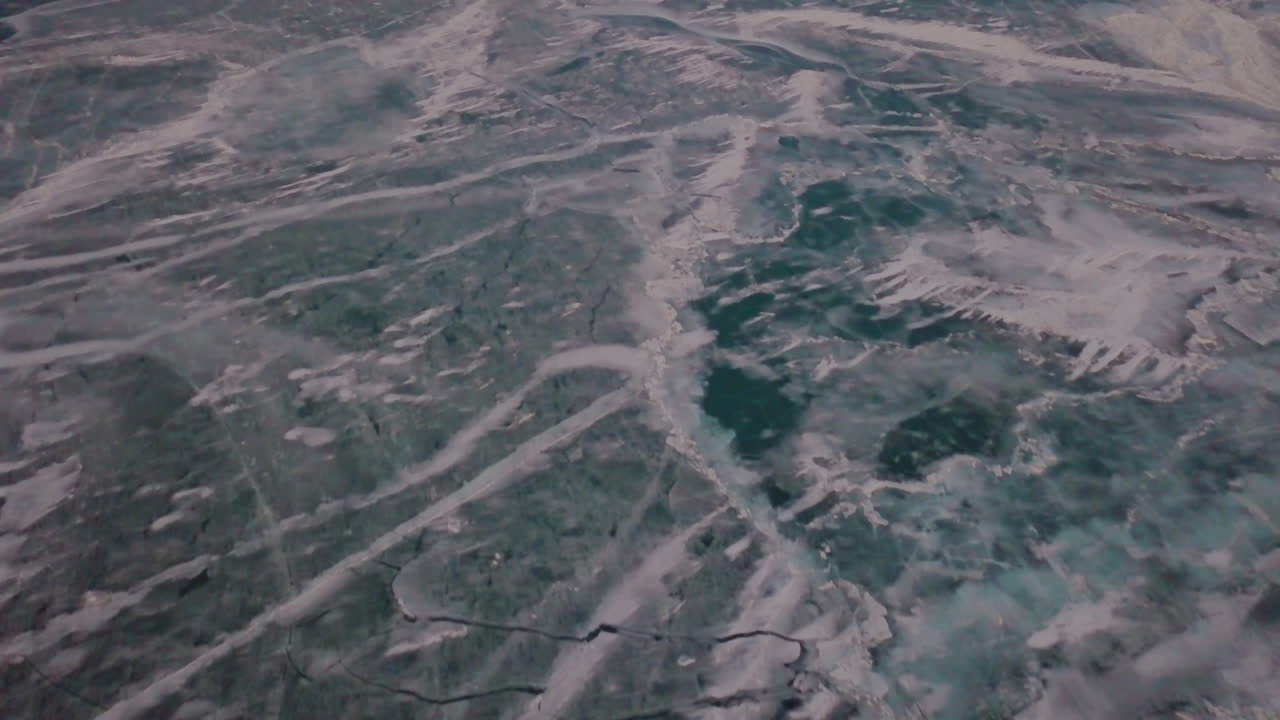 над замерзшим зимним озером на закате открывается вид на маленький прибрежный городок в южной части штата онтарио