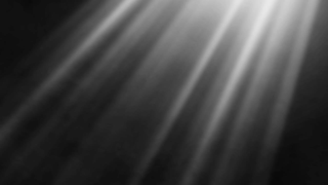 световые лучи и дым на черном фоне - гипнотический вихревый дым и мягкие солнечные лучи: завораживающее и деликатное зрелище