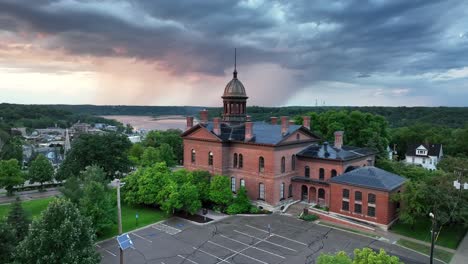 Scenic-sunset-sky-behind-historic-Washington-County-Minnesota-Courthouse,-aerial