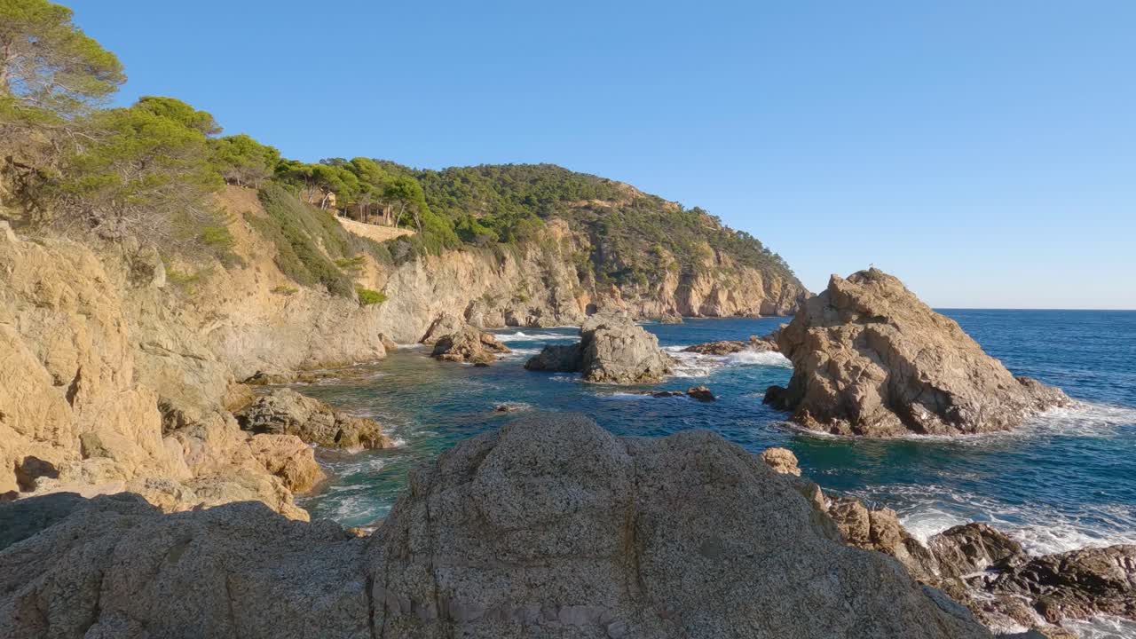 4K video van het vissersdorp Tossa de Mar aan de Costa Brava van Gerona, nabij Barcelona, Spanje. Europees middeleeuws toerisme, turkooisblauw water en strand