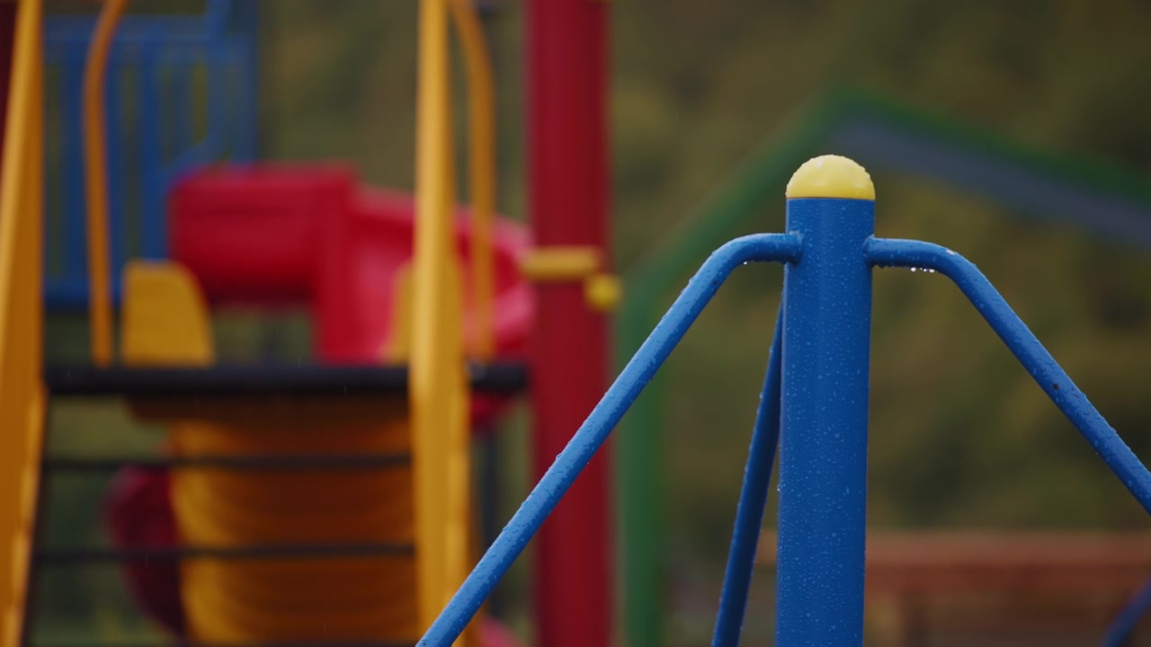 Parque infantil mojado vacío