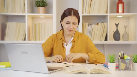una estudiante que llora infeliz.