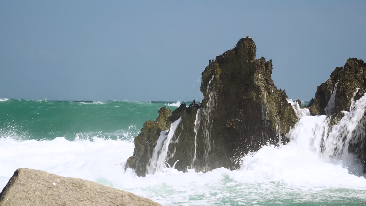 el agua salpica después de que la ola del mar golpee la roca en la costa de hang rai, vietnam