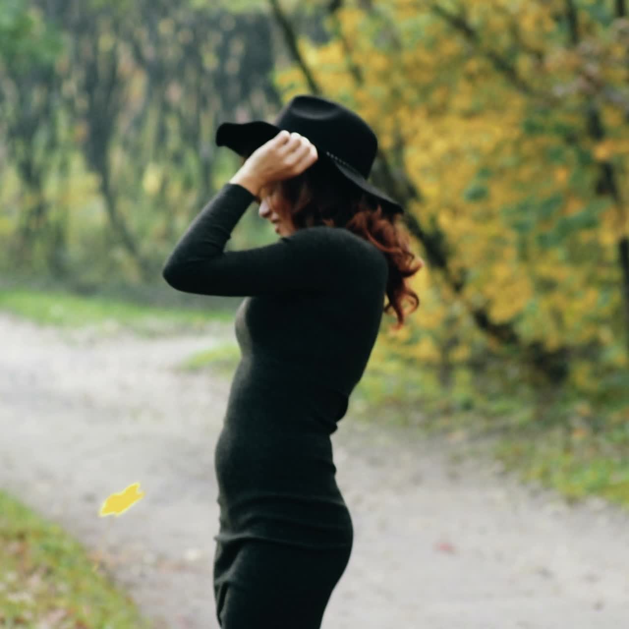 Donna elegante che passeggia in un parco