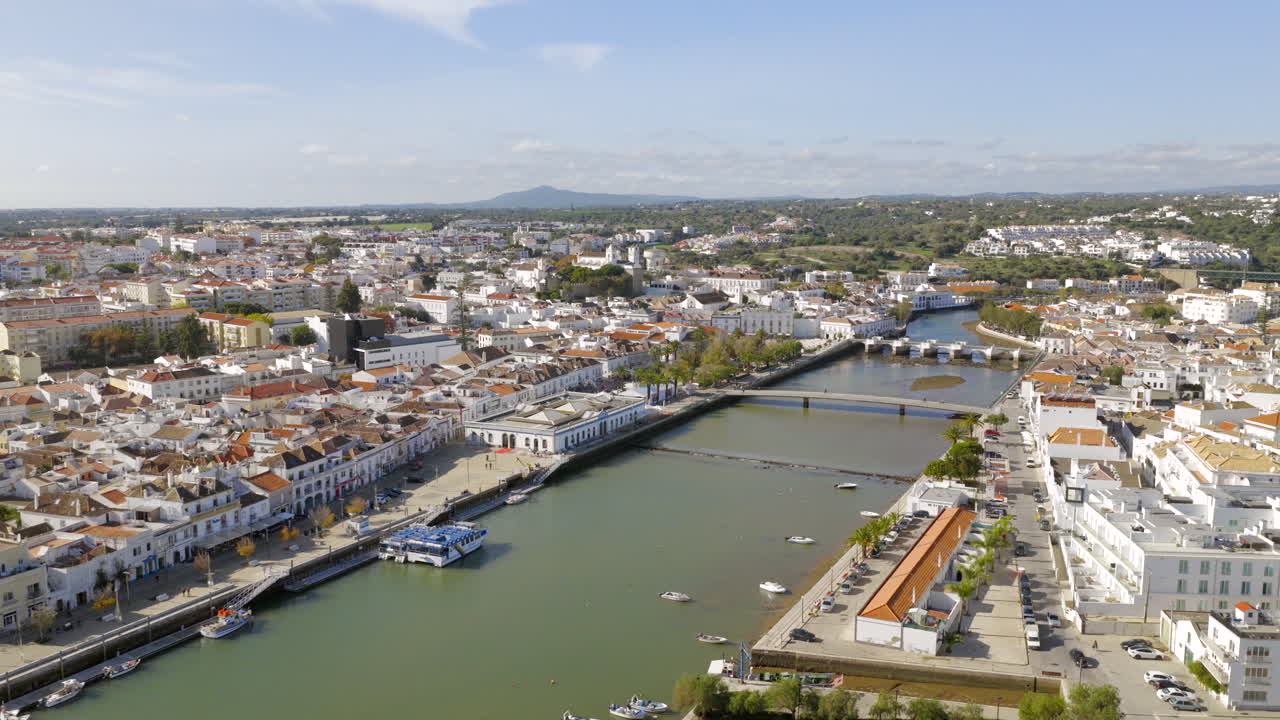 Vista aérea del casco antiguo de Tavira con el río Gilão en el Algarve, Portugal