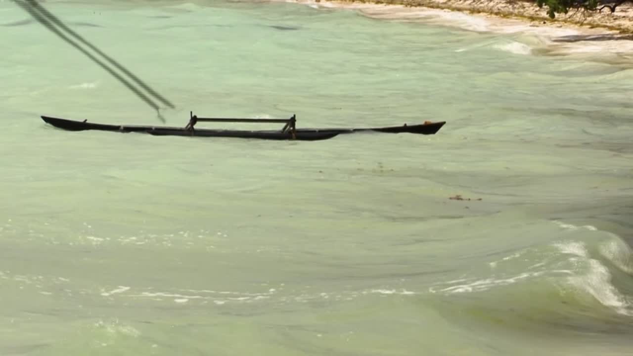 barco de pesca parcialmente hundido cerca de la isla fanning, kiribati