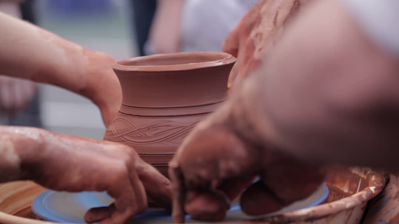 el alfarero enseña su oficio al niño 8