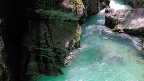 斯洛文尼亞特里格拉夫國家公園 (slovenian triglav national park) 的大索卡峡谷 (great soca gorge) 流動著一條鮮<unk>綠色的河流