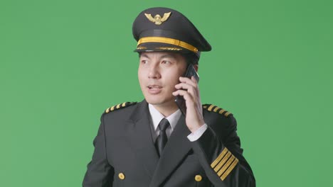 piloto hablando por teléfono.