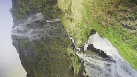 enorme cascada y agua que fluye