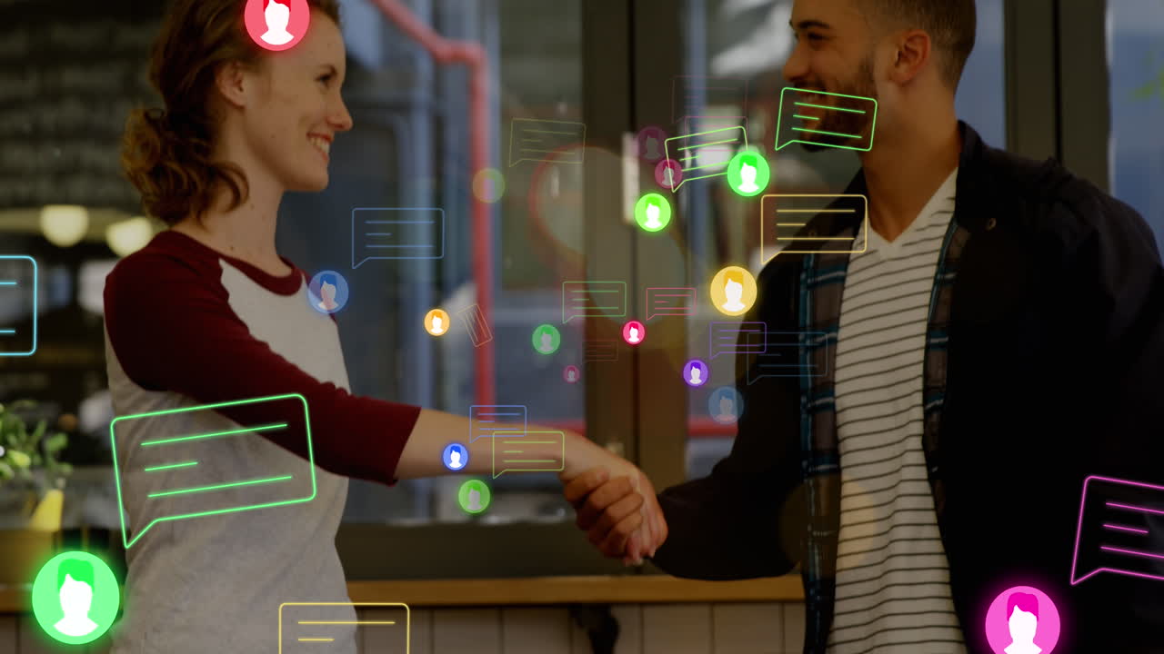 animación de iconos de las redes sociales sobre diversas personas de negocios que se dan la mano