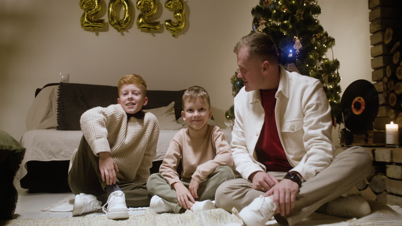 거실에서 새해 전날 축제.