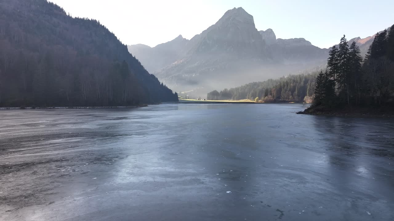 Flyfoto av Oberseesjøen i de sveitsiske Alpene. Drone 4k.