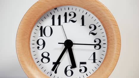 reloj redondo de madera, movimiento rápido.