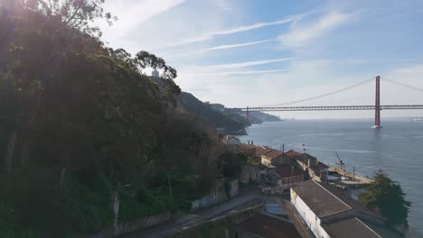 Toma-Aérea-Que-Muestra-La-Estatua-De-Cristo-Rei,-En-Lisboa,-Junto-Al-Ponte-De-25-De-Abril