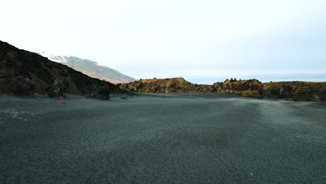 Vista-Aérea-De-La-Playa-De-Ceniza-Volcánica-Negra-En-Islandia