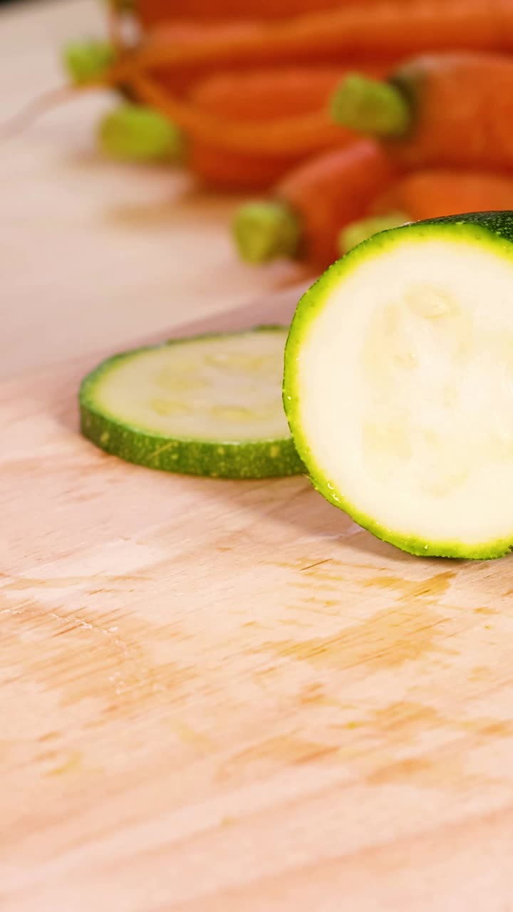 손은 토마토와 당근과 함께 호박을 잘라