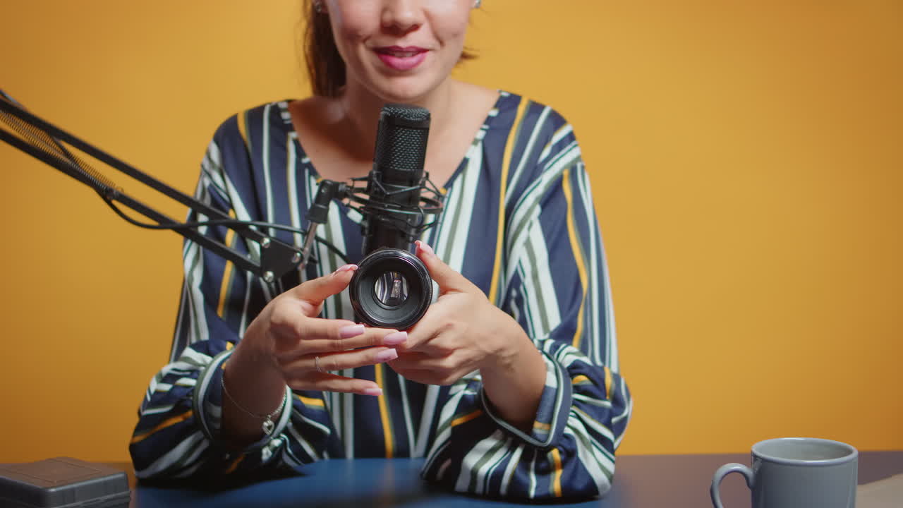 Esperto di fotografia che parla di obiettivi fotografici