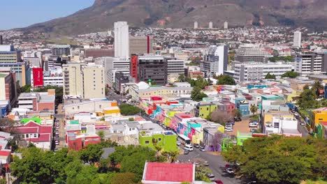 Antenne-über-Buntes-Bo-Kaap-Kapstadtviertel-Und-Die-Skyline-Der-Innenstadt-Von-Südafrika-1