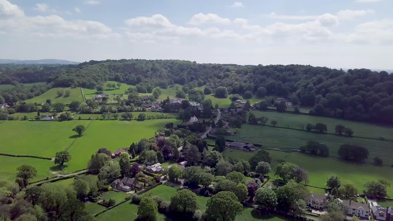 Drone som flyr over jordbruksland i Cheshire, Storbritannia, nær Alderley Edge-området, England, Storbritannia