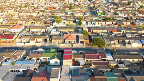 antena sobre municipios de sudáfrica con calles de barrios marginales asolados por la pobreza y edificios del gueto 3