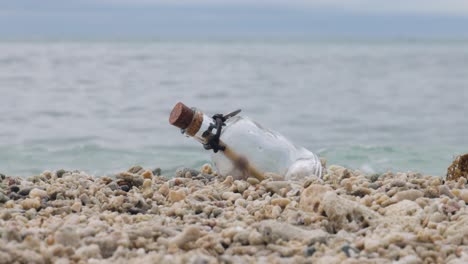 mensaje en la botella en una playa de arena