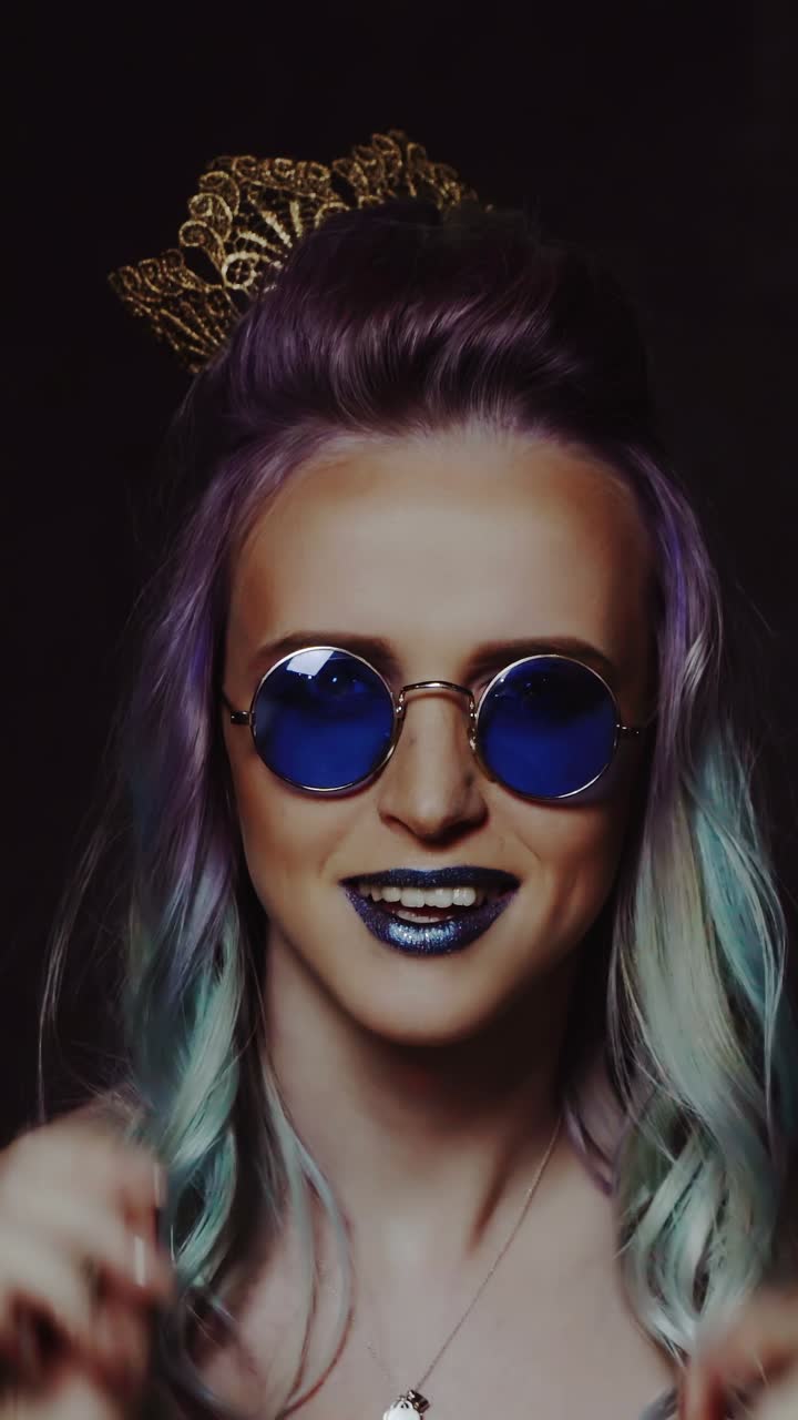 Bella ragazza con capelli colorati. Capelli colorati. Ritratto di donna sorridente con capelli colorati. Sfumatura.