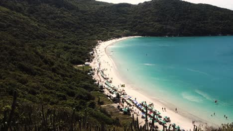 vista aérea de la idílica y salvaje playa de forno en arraial do cabo, rj, brasil