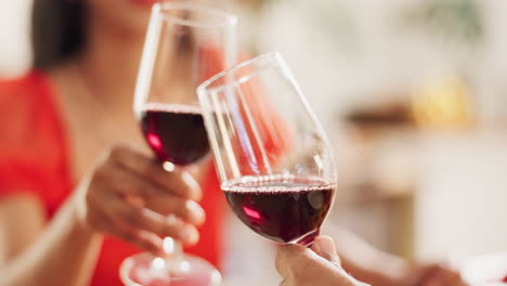 pareja brindando con vino