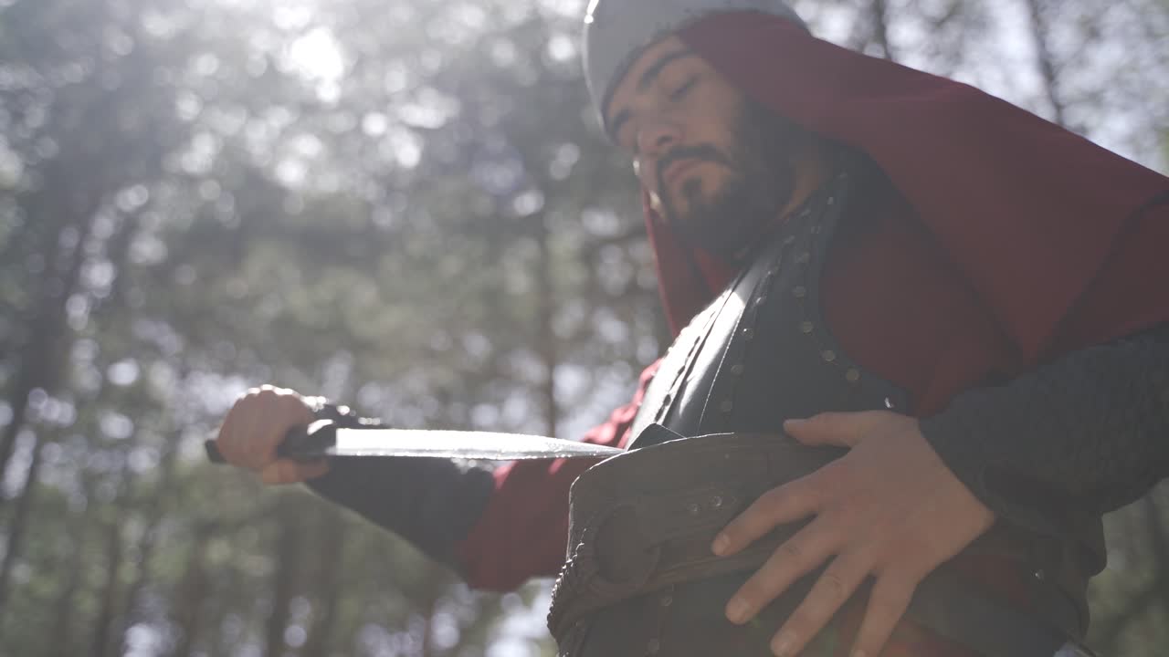 el soldado bizantino saca su espada.