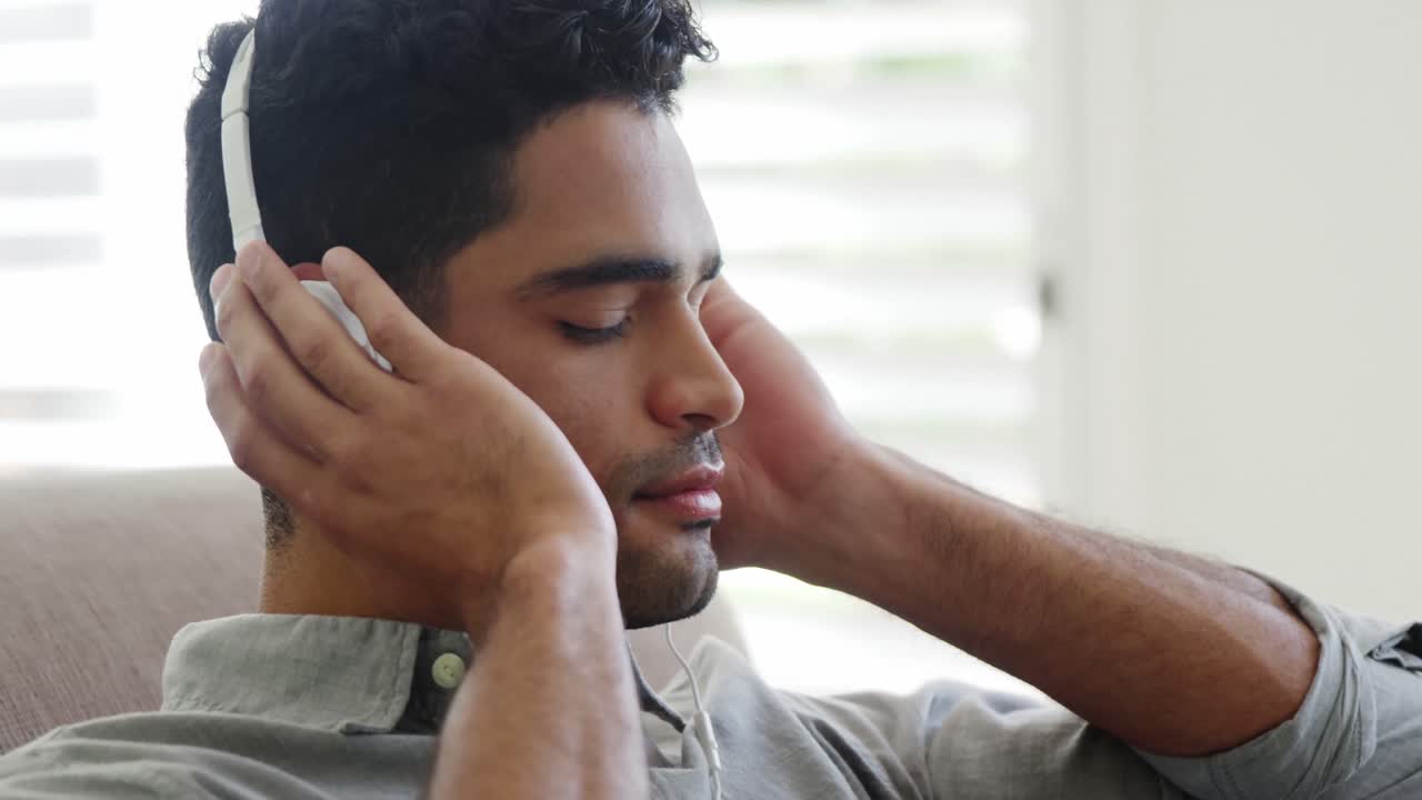 hombre escuchando música en la sala de estar