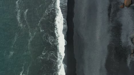 Famosa-Playa-De-Arena-Negra-En-Islandia,-Reynisfjara,-Antena