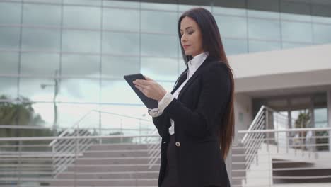 Stylish-businesswoman-using-her-tablet