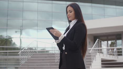 elegante empresária usando seu tablet