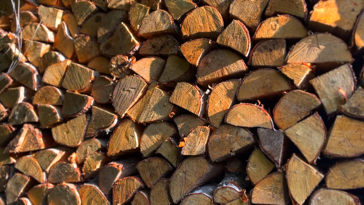 서로의 배경 위에 리드미컬하게 쌓인 다진 나무 더미