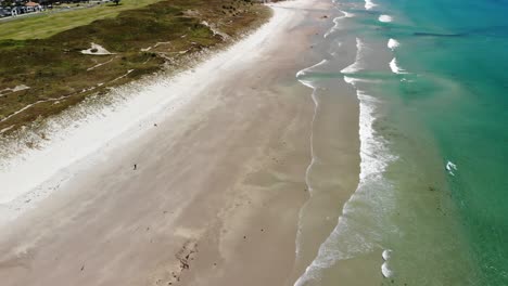 Revelación-Aérea-De-Papamoa-Beach,-Monte-Maunganui-En-El-Horizonte,-Día-Soleado-En-La-Costa-De-Nueva-Zelanda