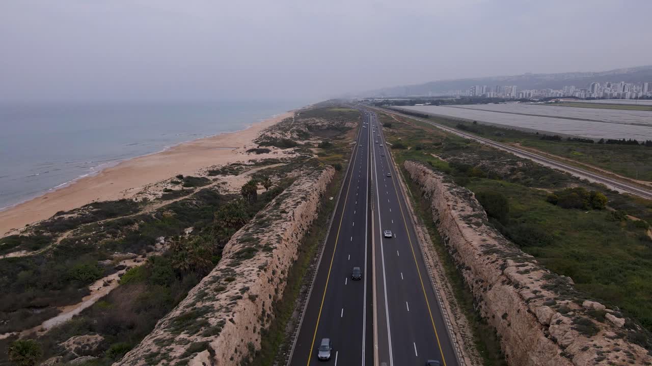 vista aérea de la carretera en moshav megadim cerca de las afueras de haifa, norte de israel