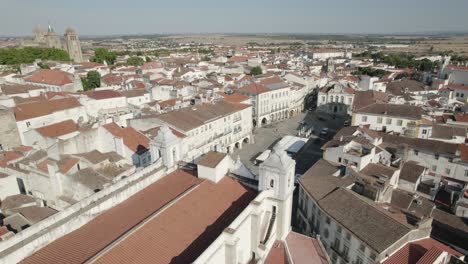 vista aérea de drones circulares sobre la azotea de la iglesia de san andrés o santo antao y el paisaje urbano circundante