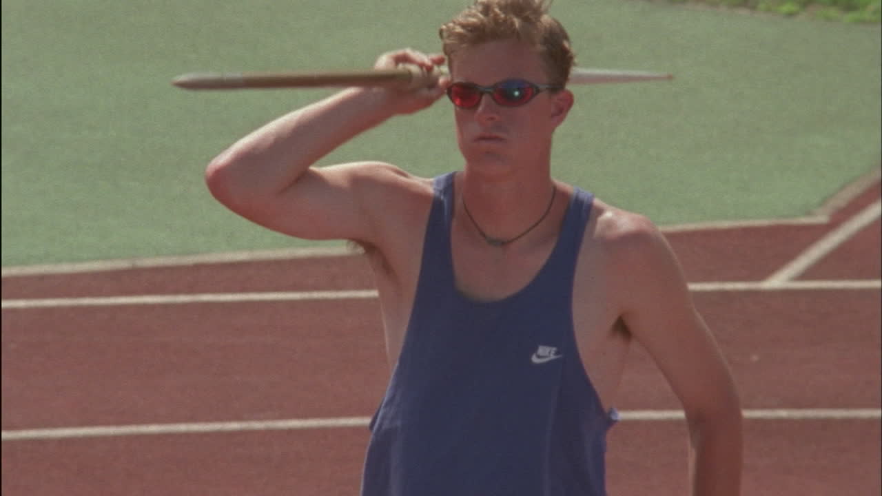 달리는 남자가 창을 던지고 실망한 표정으로 변한다