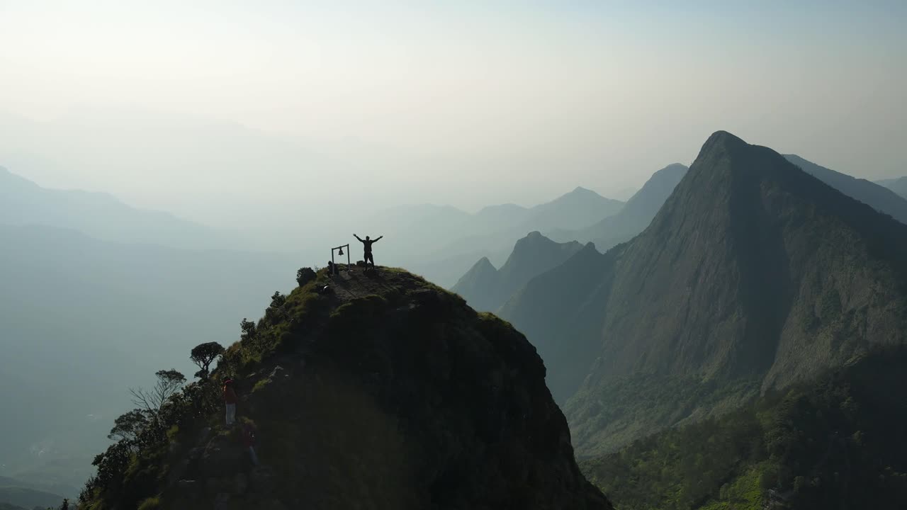 콜루쿠마라이 산맥 의 드론 사진 과 아침 빛 이 험난 한 산꼭대기 를 비추는 모습