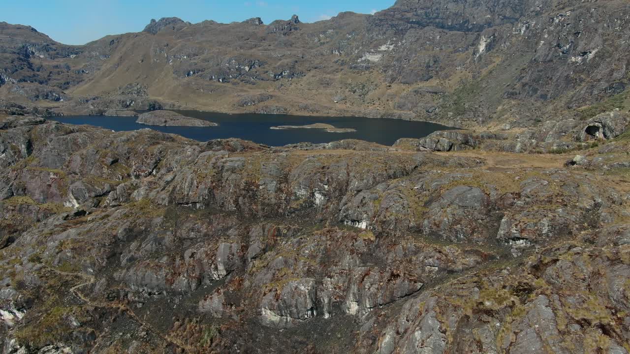 4K luftdroneoptagelse over Pichgacochas fjerde lagune fra Ambo, Huánuco, Peru i Andesbjergene