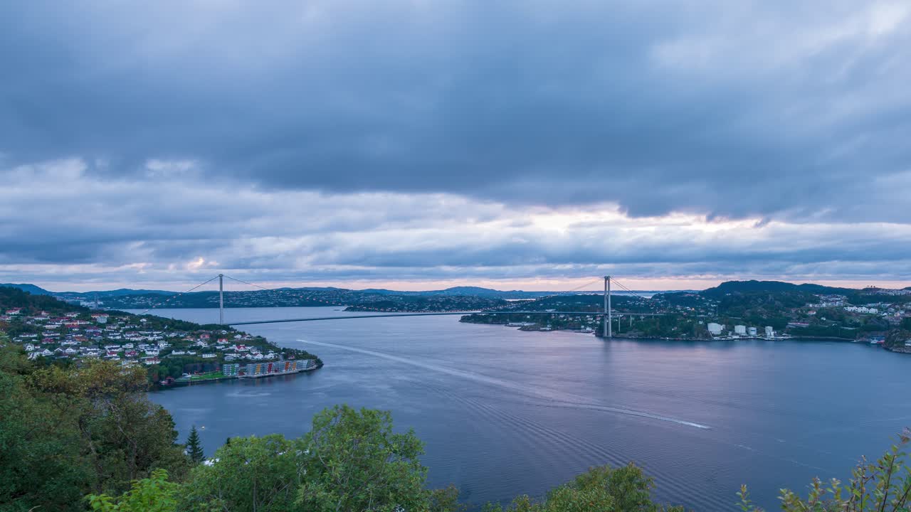 시간 경과에 따라 하늘을 가로지르는 무거운 구름 뒤에 일광이 사라지면서 lyderhorn에서 askoy 다리 쪽으로 보기