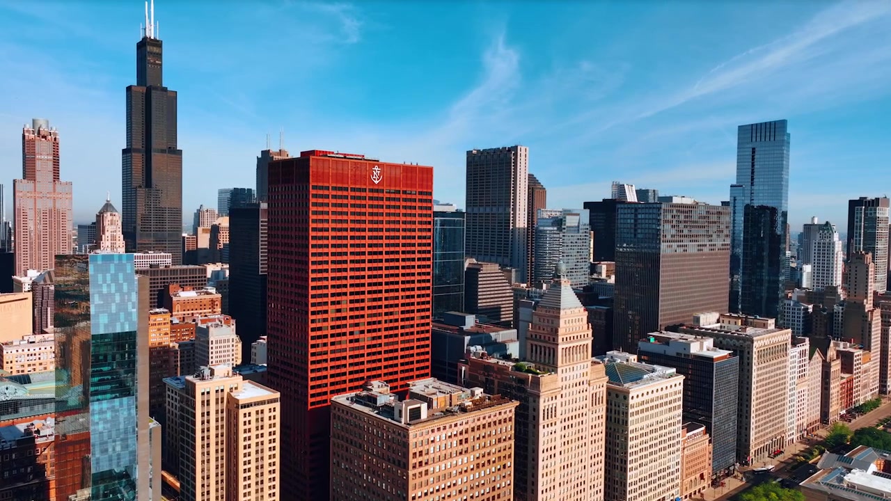 Aproximando-se de um edifício vermelho brilhante de vários andares que se destaca da paleta pastel de outras fachadas. Arquitetura da Chicago moderna, Illinois, EUA.