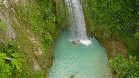 toma aérea en las cascadas de ambakan agua azul verde colorida, cebu, filipinas