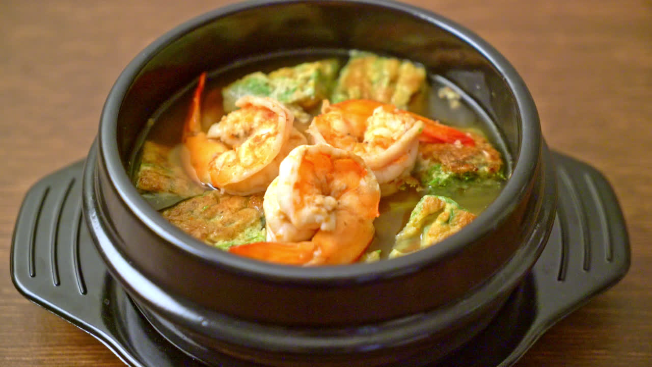 새우와 야채 오믈렛을 곁들인 타마린드 페이스트로 만든 신 수프 - 아시아 음식 스타일