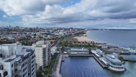 Moderne-Apartments-Und-Die-Skyline-Der-Stadt-Im-Hafen-Von-Melbourne